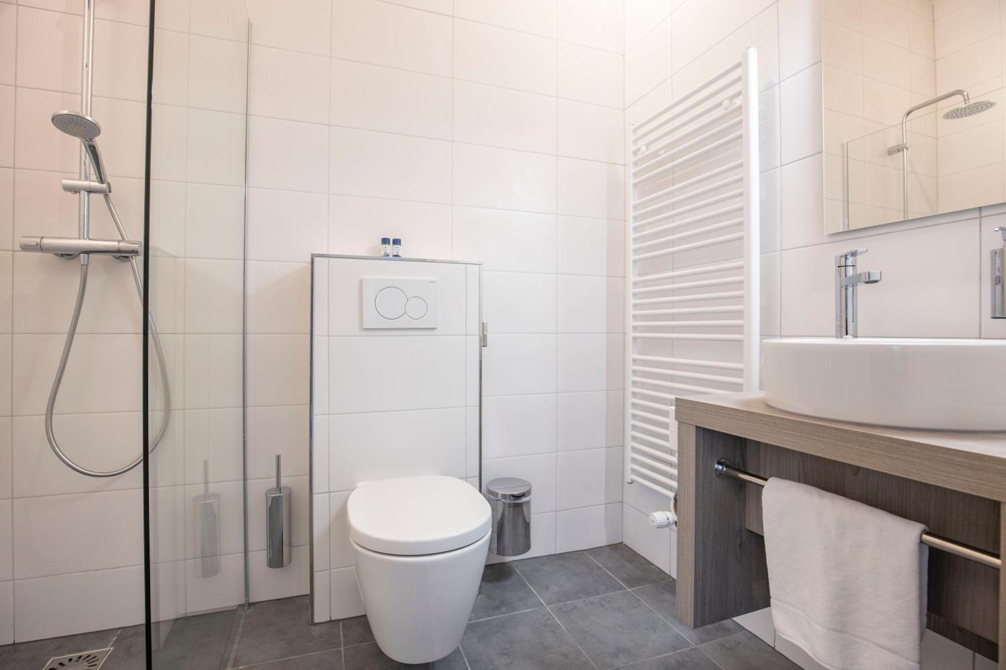Deluxe Double Room Bath Or Shower,1550460871:JPEG